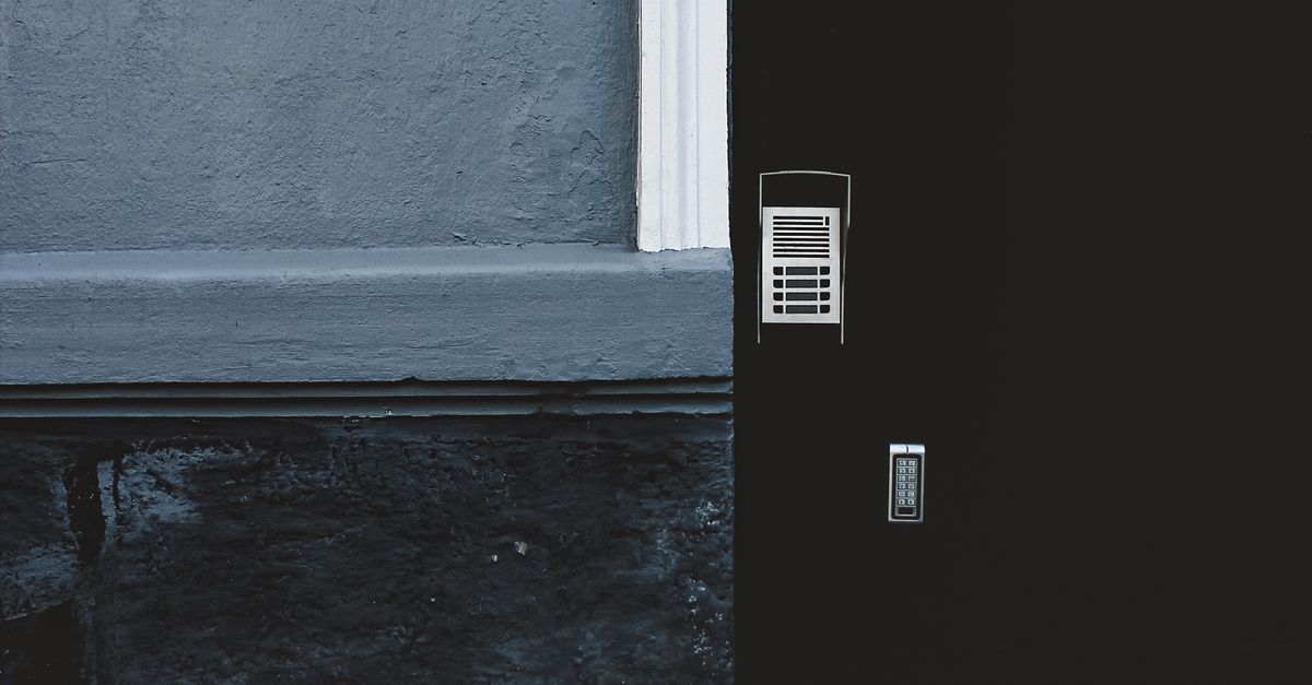How to Choose Between Standard and Smart Lock Systems
